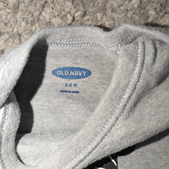 6/$22. 🦡 Old Navy grey onesie. Badger. Long sleeve. 3-6 months. - Picture 3 of 3